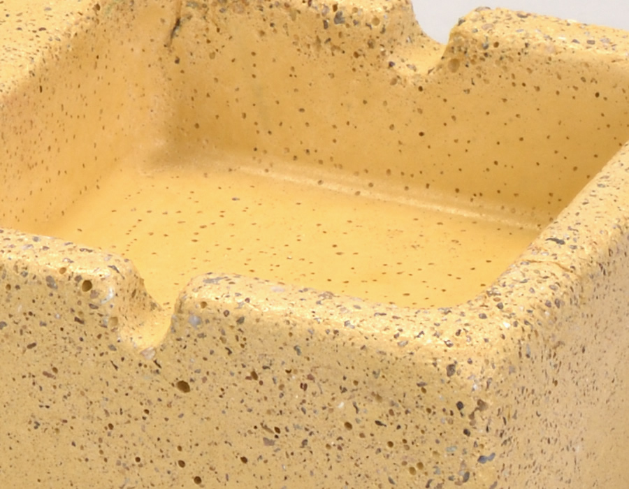 Aschenbecher aus Beton gelb (Detailaufnahme)