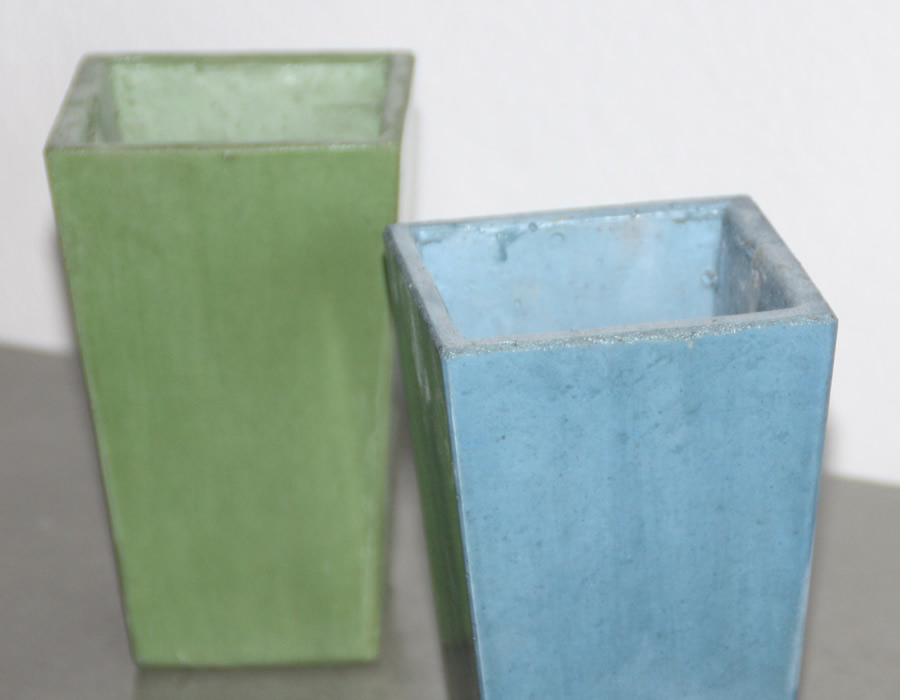 Blumenvasen aus Beton in grün und blau