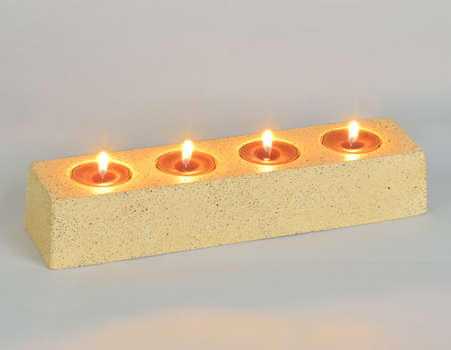 Teelichthalter aus Beton mit brennenden Kerzen